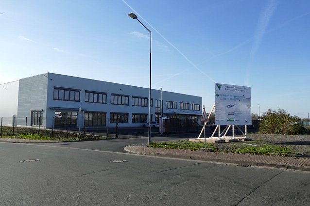 Bild: Zeitgleich mit dem neuen OPEL-Autohaus wird am kommenden Wochenende auch das neue Geb&auml;ude der Firma Wessels & M&uuml;ller im Gewerbegebiet Im Krug offiziell &uuml;bergeben. Es wurde auf einem Peter-Grundst&uuml;ck errichtet und beherbergt eine Logistikhalle und einen Verwaltungstrakt.