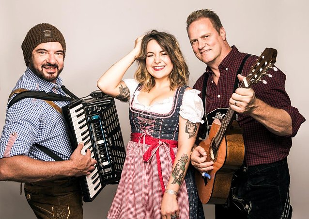 Bild: Susi Platte, DJ Steven H. und die Band BiBaGaudi sorgen f&uuml;r Gaudi-Spa&szlig; und beste Stimmung
