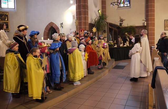 Bild: Segen f&uuml;r die Sternsinger