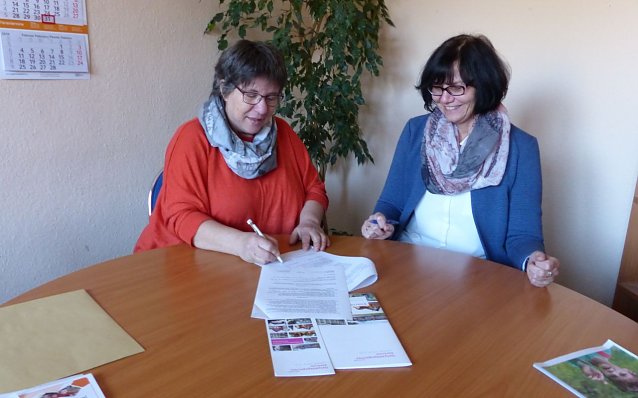 Bild: Gisela Morgenroth und Gabriele Sachse besiegelten die Kooperation bez&uuml;glich der Ausbildung und Gewinnung von Fachkr&auml;ften
