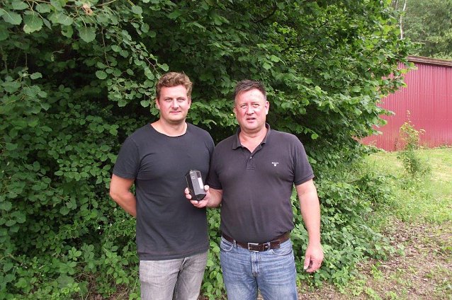 Bild: Martin und Janek Drochelmann, Gesch&auml;ftsf&uuml;hrer der Gummiformteile GmbH, entwickelten ein effektives Wildwarnger&auml;t. Gespannt warten sie auf eine Antwort des Th&uuml;ringer Landesjagdverbandes und seines Gesch&auml;ftsf&uuml;hrers Herrmann