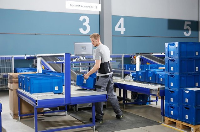 Bild: Das neue Paexo Soft Back unterst&uuml;tzt die untere Wirbels&auml;ule bei stehenden T&auml;tigkeiten und leichter Lastenhebung. 