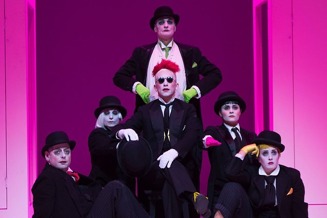 Bild: Szene aus dem Schauspiel DER PROZESS: Ensemble der W&auml;chter