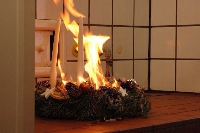 Bild: Brennende Weihnachtsdekoration