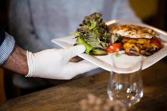 Bild: Servieren in Corona-Zeiten: Ohne Hygiene- und Abstandsregeln geht nichts in der Gastronomie. Daher sollten G&auml;ste beim Restaurantbesuch Geduld mitbringen, meint die Gewerkschaft NGG.