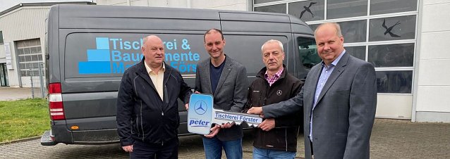 Bild: Die Schl&uuml;ssel&uuml;bergabe symbolisiert den Neubeginn f&uuml;r die Tischlerei F&ouml;rster im Gewerbepark S&uuml;d 4 in Leinefelde. Von links: Gesch&auml;ftsf&uuml;hrer Helmut Peter, Tischlermeister Mathias F&ouml;rster, Centerleiter Ren&eacute; Stange und Lackiermeister Andreas Wolf. 
