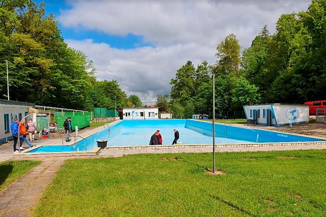 Bild: Arbeiten vor der Er&ouml;ffnung im Freibad Hundeshagen