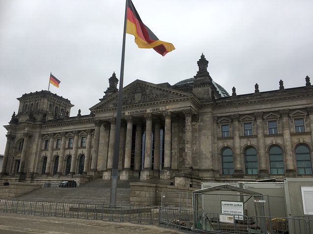 Bild: Dunkle Wolken nicht nur &uuml;ber dem Reichstagsgeb&auml;ude in berlin