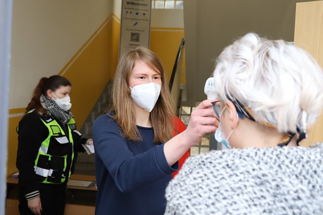 Bild: Stadtmitarbeiterin Gina Grimm beim Temperaturtest