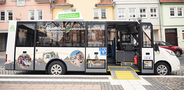 Bild: Elektrisierend mobil: Mit diesem StadtBus-Unikat sind Fahrg&auml;ste in der Kurstadt CO2-frei unterwegs.
