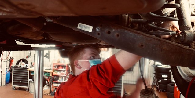 Bild: Azubi Tim Borchardt bei der Arbeit: zumindest beim praktischen Lernen m&uuml;ssen in der Werkstatt keine Abstriche gemacht werden