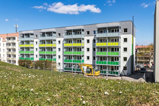 Bild: 85 Prozent sind schon vermietet: Im frisch sanierten Wohngeb&auml;ude in der Thomas-M&uuml;ntzer-Stra&szlig;e nutzen die Bewohner nachhaltig vor Ort produzierten Mieterstrom.