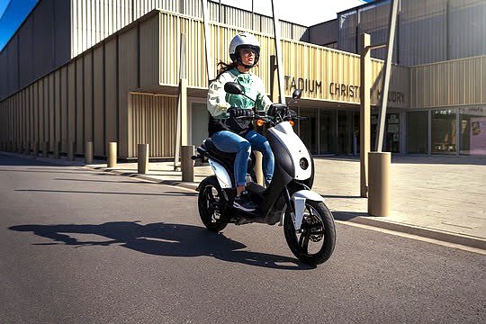 Bild: Jugendliche ab 15 Jahren k&ouml;nnen mit dem neuen F&uuml;hrerschein AM ihre Freiheit deutschlandweit auf einem Roller mit bis zu 45km/h genie&szlig;en.