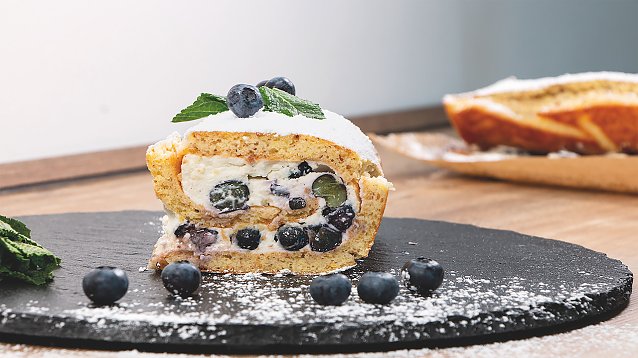 Bild: Fruchtig-frisch und herrlich saftig vereinen sich Kartoffeln und Heidelbeeren in einer sommerlichen Biskuitrolle.
