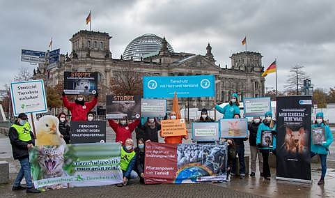 Bild: Tiersch&uuml;tzer demonstrieren vor dem Reichstag