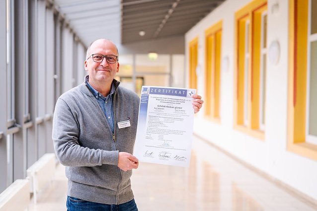 Bild: Stephan Paukstadt, Qualit&auml;tsmanagement-Beauftragter bei der Eichsfeld Klinikum gGmbH, mit der Zertifizierungsurkunde der proCum Cert GmbH