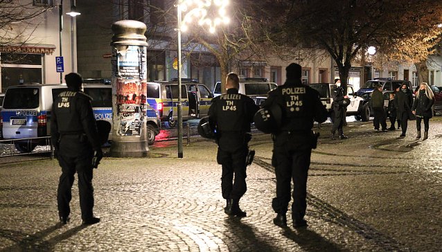 Bild: Polizeieinsatz gestern Abend in Greu&szlig;en