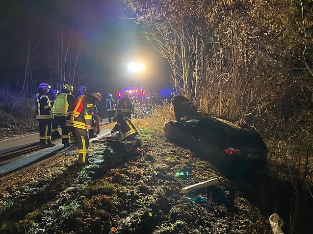 Bild: In den Morgenstunden des Samstag mussten die Rettungskr&auml;fte nach Gebershausen ausr&uuml;cken