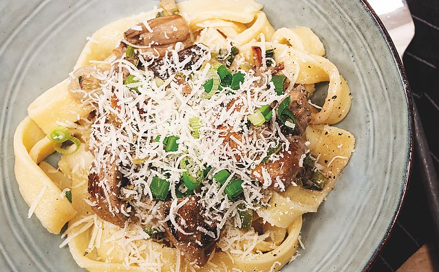 Bild: Bei diesem Rezept l&auml;uft die Kartoffel der Nudel den Rang ab: luftig leichte Kartoffel-Tagliatelle mit Pilz-Rahm-So&szlig;e.