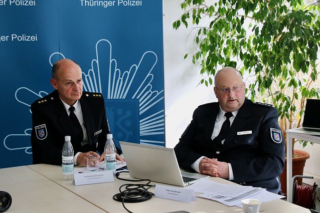 Bild: Polizeichef Matthias Bollenbach und der Leiter des Bereichs Verkehr, Jens B&ouml;nisch bei der Vorstellung der Unfallstatistik