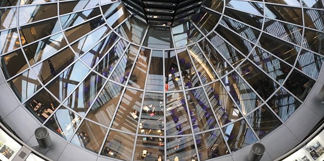Bild: Im Reichstagsgeb&auml;ude (hier ein Blick aus der Kuppel) ist heute die Einf&uuml;hrung einer Impfpflicht gegen Corona abgelehnt worden.