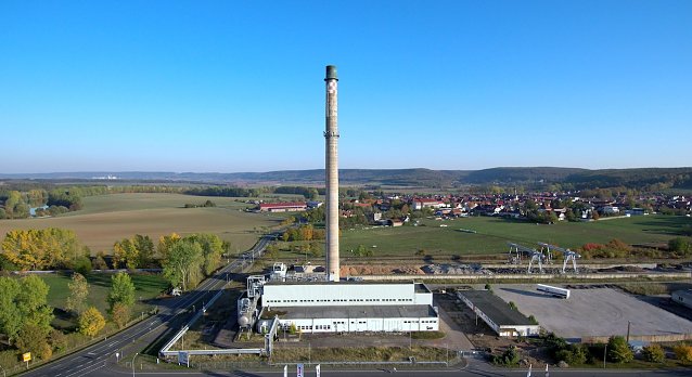 Bild: Noch steht er, der Schornstein des alten Heizkraftwerks