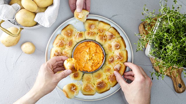 Bild: Die Kartoffel verleiht dem Teig die appetitliche gelbe Farbe und macht das Geb&auml;ck durch zus&auml;tzliche Feuchtigkeit saftig.