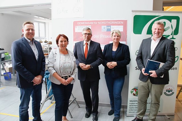 Bild: Schule, Handwerk, Industrie und Verwaltung haben die alte Idee in ein neues Gewand getaucht