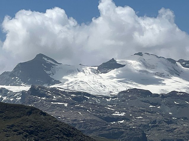 Bild: Vor rund 30 Jahren ist man auf diesem Teil des Gletscherskigebiets von Zermatt noch den ganzen Sommer &uuml;ber Ski gefahren. Das ist jetzt nicht mehr m&ouml;glich. 