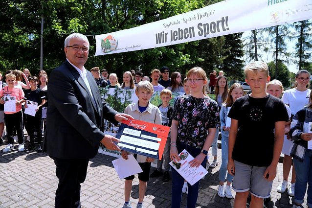 Bild: Ordnungsamtsleiter G&uuml;nther Fiedler nahm den Spendenscheck der Leinefelder Sch&uuml;ler stellvertretend f&uuml;r Stadtb&uuml;rgermeister Marko Grosa entgegen.