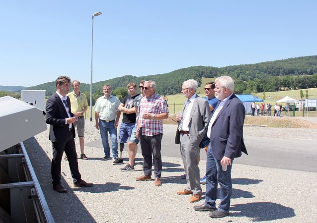 Bild: Blick ins Herzst&uuml;ck der Kl&auml;ranlage: Marcus Heinemann (links), Bereichsleiter Wasser und Abwasser bei der EW Wasser, erl&auml;utert die Scheibentauchk&ouml;rperanlage. Unter den zahlreichen G&auml;sten war auch Thomas Wagner, Referatsleiter im Th&uuml;ringer Ministerium f&uuml;r Umwelt, Energie und Naturschutz (rechts).