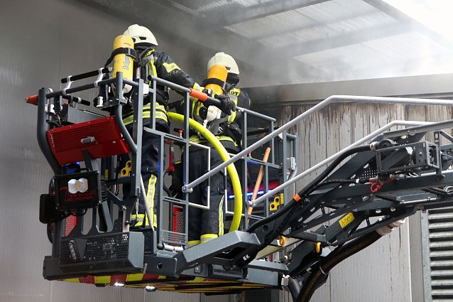 Bild: Brand wird unter Kontrolle gebracht