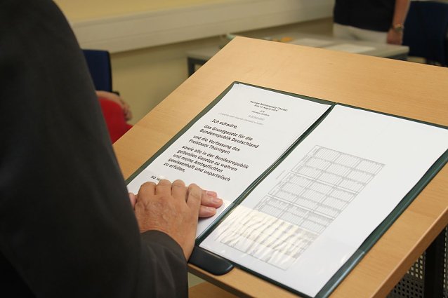 Bild: Im Schulamt Nordth&uuml;ringen wurden heute &uuml;ber 60 neue Lehrkr&auml;fte eingeschworen