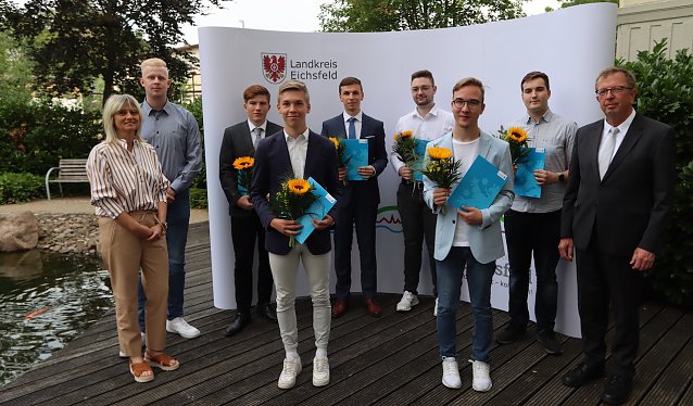 Bild: v.l.n.r. Ausbildungsleiterin Doreen Krieter-Hansen, JAV-Vorsitzender Jeremy Rolz, Gideon Burghardt, Jan Hammer- schmidt, Hubert Ibold, Noah Schade, Lars Johannes Dorenwendt, David Starke, Landrat Dr. Werner Henning