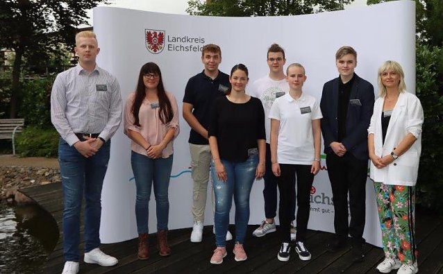 Bild:  V.l.n.r. JAV-Vorsitzender Jeremy Rolz, Christin H&auml;ger, Philip Schm&uuml;cking, Ulrike Tietze, Niklas Peter Wand, Kerstin M&uuml;hlhause, Till Schramm, Ausbildungsleiterin Doreen Krieter-Hansen