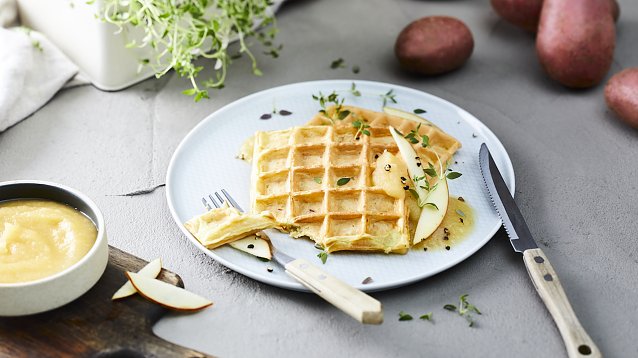 Bild: Wer einmal eine neue Kombination ausprobieren m&ouml;chte, sollte herzhafte Kartoffelwaffeln mit &Auml;pfeln probieren.