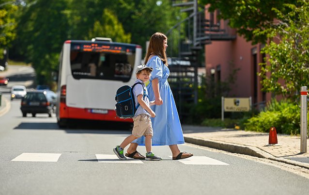 Bild: Nicht immer ist der k&uuml;rzeste Weg der sicherste. Auf dem Schulweg auf dem Schulweg z&auml;hlt nur die Sicherheit.