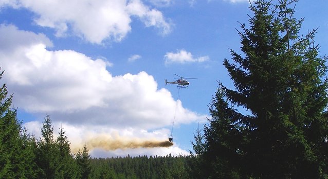 Bild: Die Bodenschutzkalkung dient der Abpufferung von S&auml;urelasten im Waldboden. F&uuml;r Mensch und Tier ist der Kontakt mit dem Naturkalk unsch&auml;dlich  