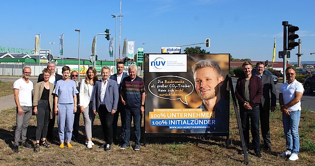 Bild: NUV-Vorstand, drei der Models und die ausf&uuml;hrende Agentur vor dem ersten Produkt der Kampagne