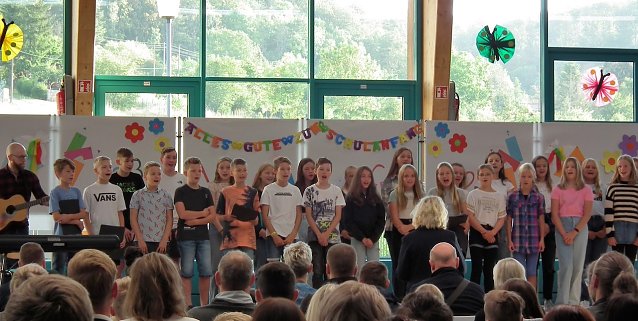 Bild: Begr&uuml;&szlig;ung der neuen Sch&uuml;ler 
