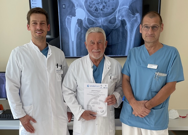 Bild: v.l.n.r. Dr. med. Daniel Hupe, Oberarzt Unfallchirurgie und Orthop&auml;dische Chirurgie, Dr. med. Dietmar Litzkow, Chefarzt Unfallchirurgie und Orthop&auml;dische Chirurgie, Thomas Friebe, Stationsarzt Unfallchirurgie und Orthop&auml;dische Chirurgie
