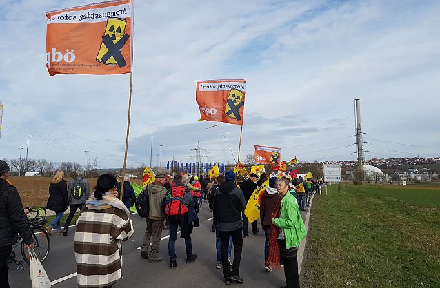 Bild: &Ouml;DP-Anh&auml;nger auf einem Spaziergang oder einer Demonstration oder einem Protestmarsch