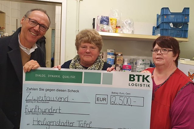 Bild: Franz Wei&szlig;, Gesch&auml;ftsf&uuml;hrer der BTK mit Tafelleiterin Dorothea Fischer (Mitte) und einer ehrenamtlichen Mitarbeitern im Tafelladen Heilbad Heiligenstadt.