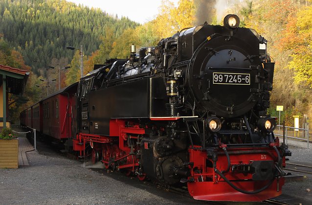 Bild: Die Dampflok 99 7245-6 der Harzer Schmalspurbahn wartet auf ihre Ausfahrt