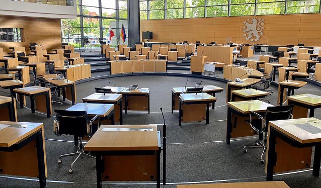 Bild: Hier, im Th&uuml;ringer Landtag, wurde heute ein Antrag zur Aufrechterhaltung der korrekten Schreibweise in Beh&ouml;rden und Schulen verabschiedet. 