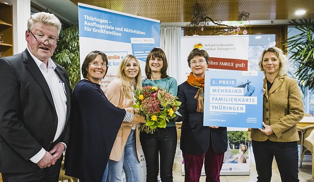 Bild: Die Th&uuml;ringer Mehrkindfamilienkarte wurde von Frau Ministerin Susanna Karawanskij (rechts im Bild) mit dem Th&uuml;ringer Demografiepreis 2022 Heimat:Th&uuml;ringen! ausgezeichnet.