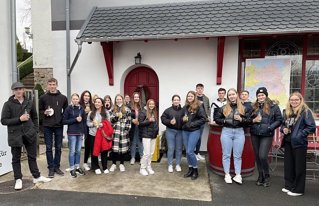 Bild: Sch&uuml;ler in der Worbiser Brauerei