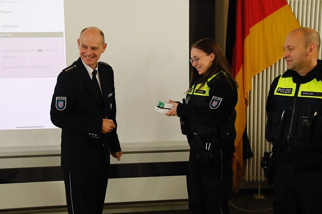 Bild: Polizeidirektor Matthias Bollenbach bei der &Uuml;bergabe der ersten Ger&auml;te