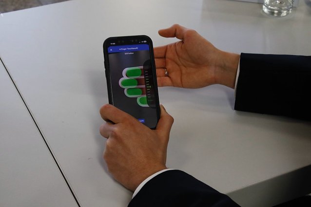 Bild: Die Funktionalit&auml;t der Anwendungen ist vielseitig und vernetzt - hier wird gerade gepr&uuml;ft, ob es f&uuml;r die Fingerabdr&uuml;cke eine Eintrag in der polizeilichen Datenbank gibt