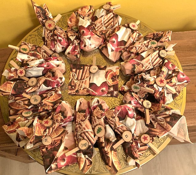 Bild: Adventskalender mal anders. Frau M&ouml;ller freut sich &uuml;ber den selbstgebastelten Adventskalender ihrer Enkelkinder.